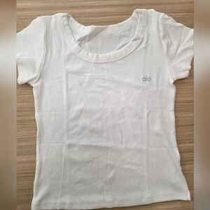 ALO Yoga Short Sleeve Ribbed Scoop Tee in White